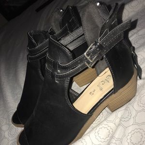Black open toed shoes